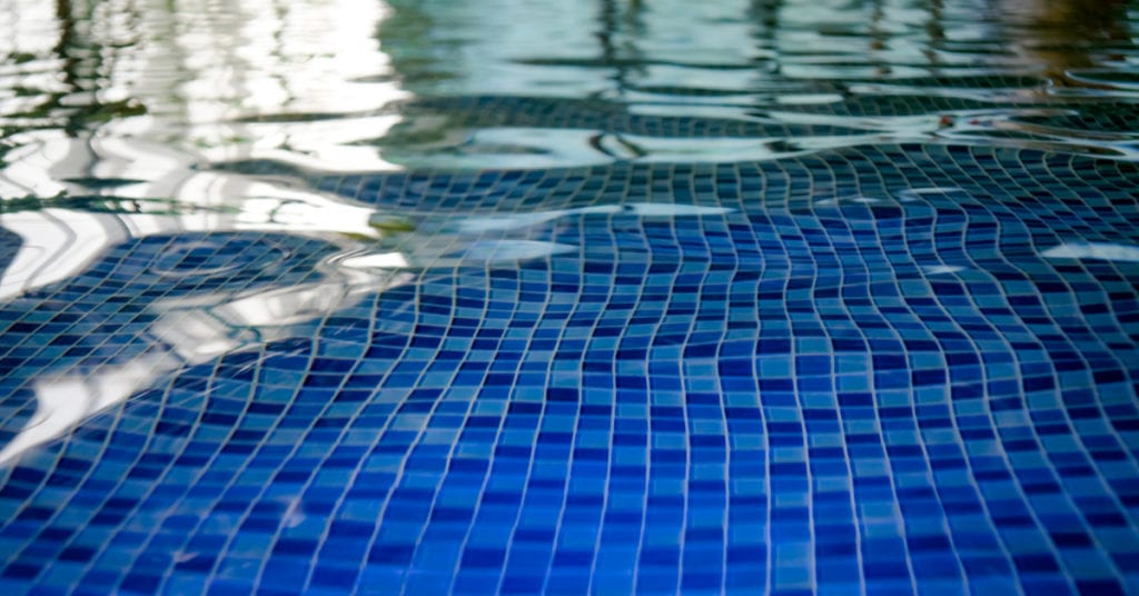 4 Ways to Clean Pool Tile Without Draining the Pool