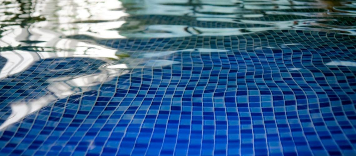 4 Ways to Clean Pool Tile Without Draining the Pool